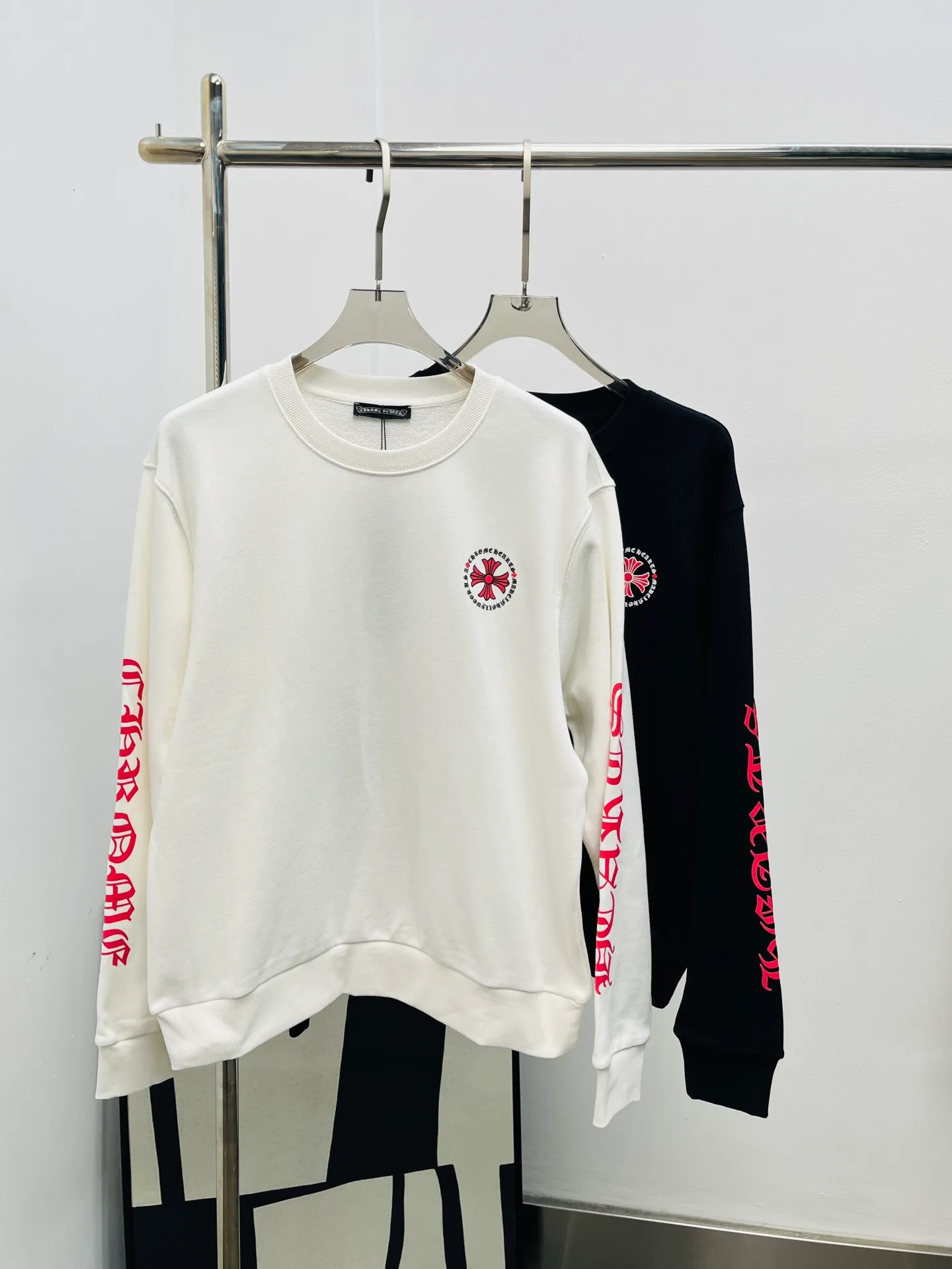 P330 Chrome hear*•2025 New Arrival Letter Printed Long Sleeve Sweatshirt Customized YB Twill Cotton Material, Comfortable Texture, Full of Elasticity, Round Neck Pullover Sweatshirt Cut, Decorated with a Cross on One Side of the Chest, Echoing the Large Logo on the Back, Matching the Letters on the Two Sleeves, It Highlights the Brand Style, Loose Fit, Visually Narrowed and Elongated, Slim and Tolerant, Available in Black and White, The Brand Style is Distinctive, It Looks Stylish When Weared Alone. Customized surface accessories, look for the correct version, high version 2-color SML